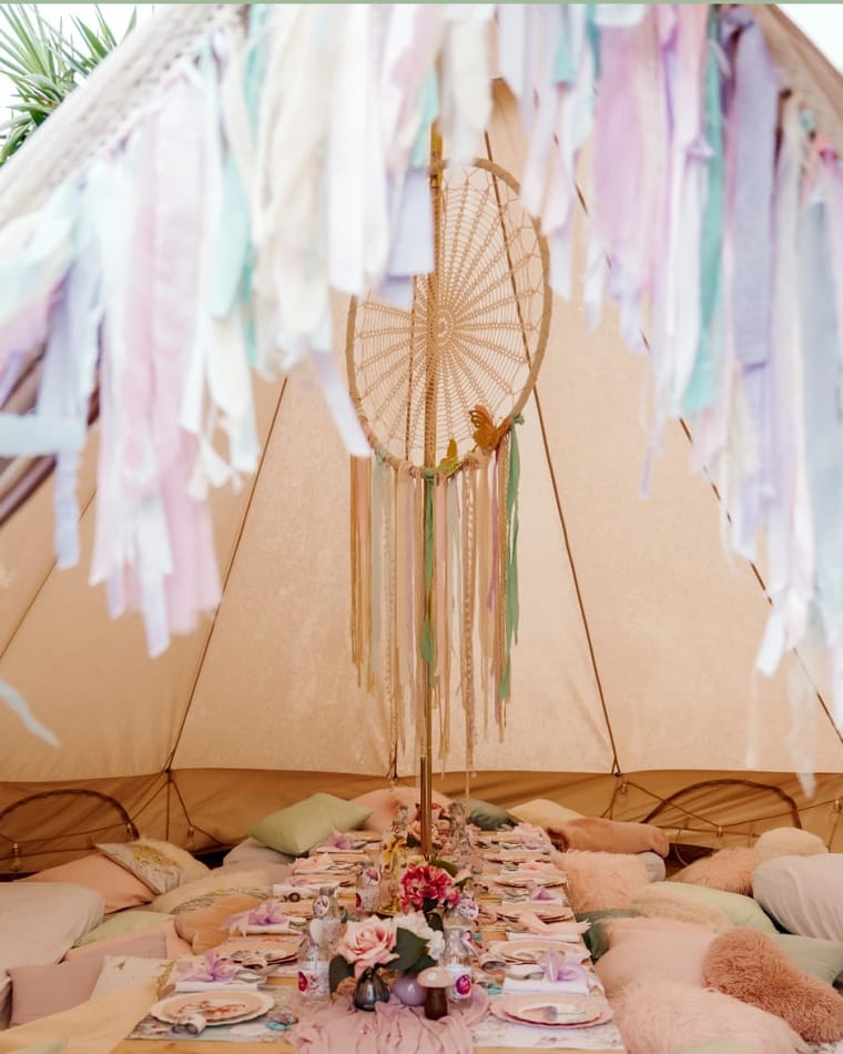 Interior de Big Tipi decorado para fiesta en Marbella — El Baúl de Zoé