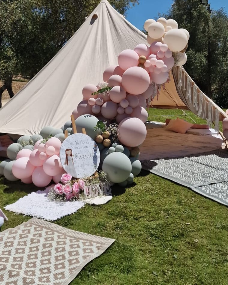Big Tipi con arco de globos en San Pedro de Alcántara — El Baúl de Zoé