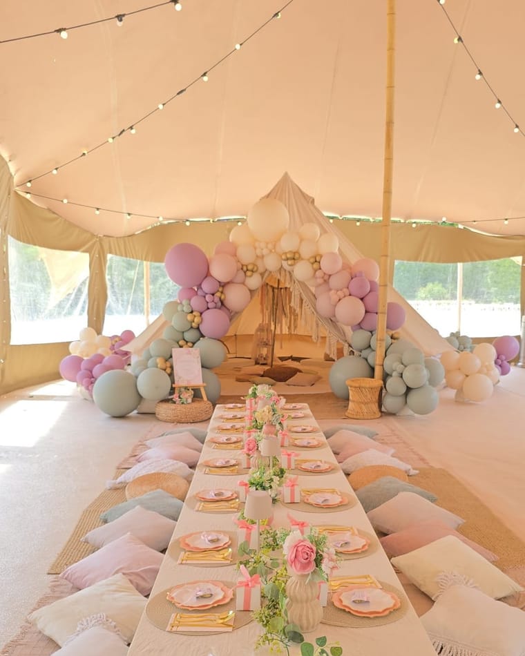 Gran tipi con mesa decorada e iluminación en Estepona — El Baúl de Zoé