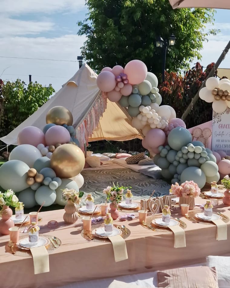 Big Tipi con decoración de globos pastel en Estepona — El Baúl de Zoé