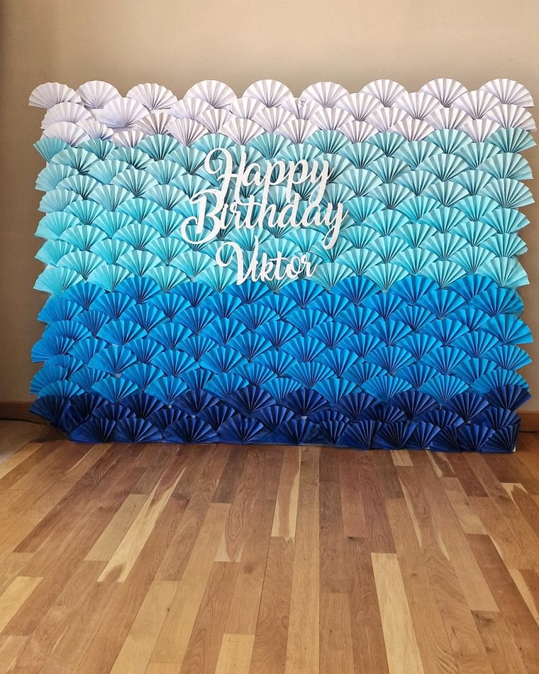 Blue ombré paper fan backdrop with 'Happy Birthday' in Fuengirola — El Baúl de Zoé