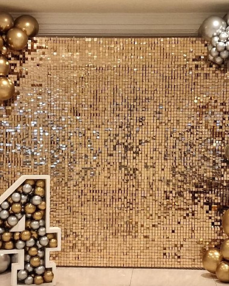 Gold sequin wall with number 24 and gold-and-silver balloon arch in Málaga — El Baúl de Zoé
