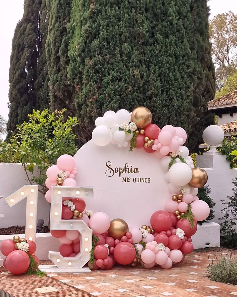 Round 'Mis Quince' photocall with pink balloons and light-up numbers by the pool in San Pedro de Alcántara — El Baúl de Zoé