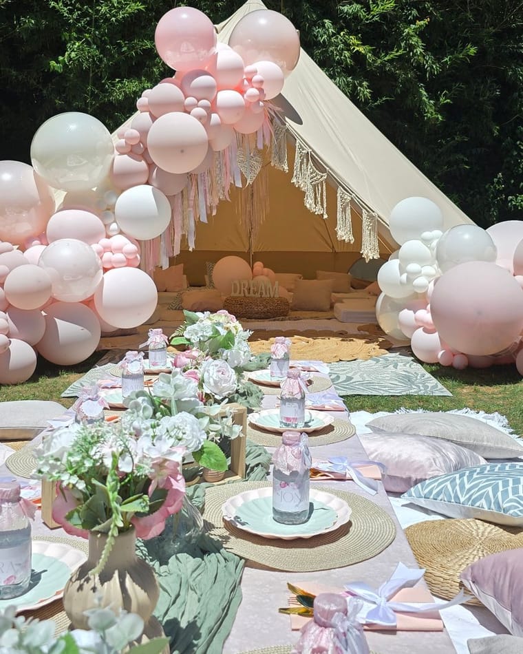 Carpa tipi con globos rosas y mesa de pícnic decorada en Marbella — El Baúl de Zoé