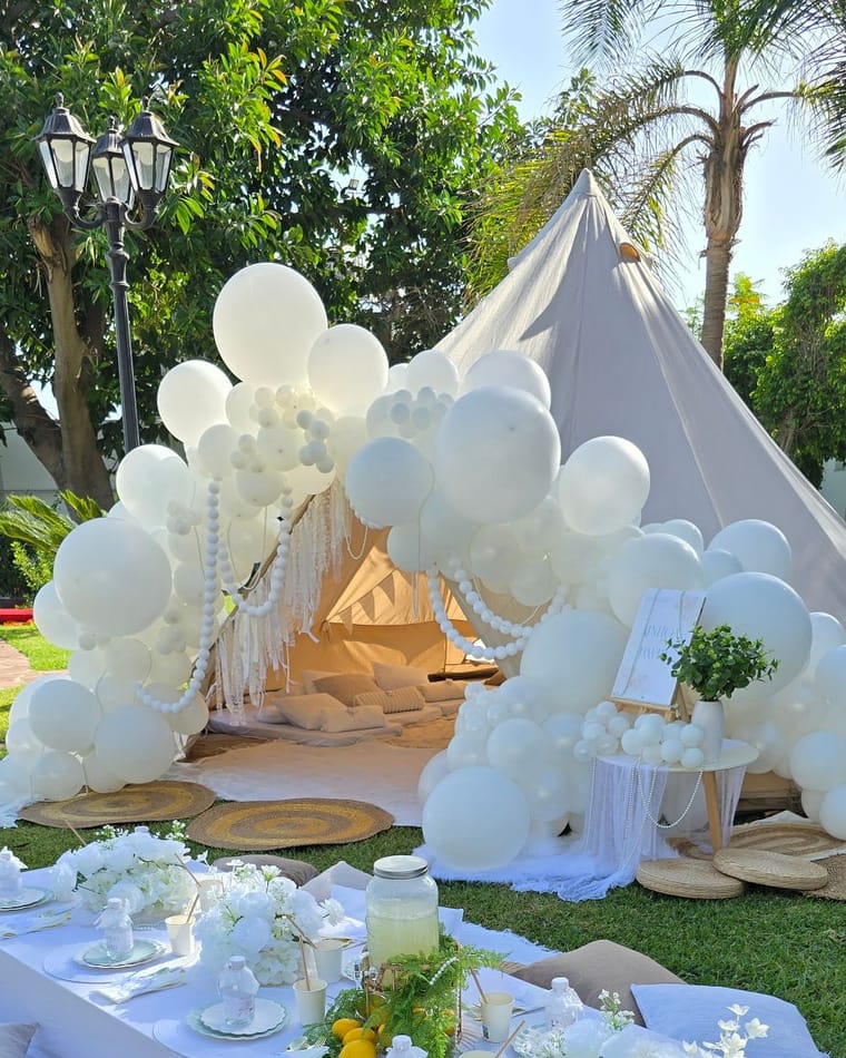 Carpa tipi blanca con decoración elegante y mesa de pícnic en Estepona — El Baúl de Zoé