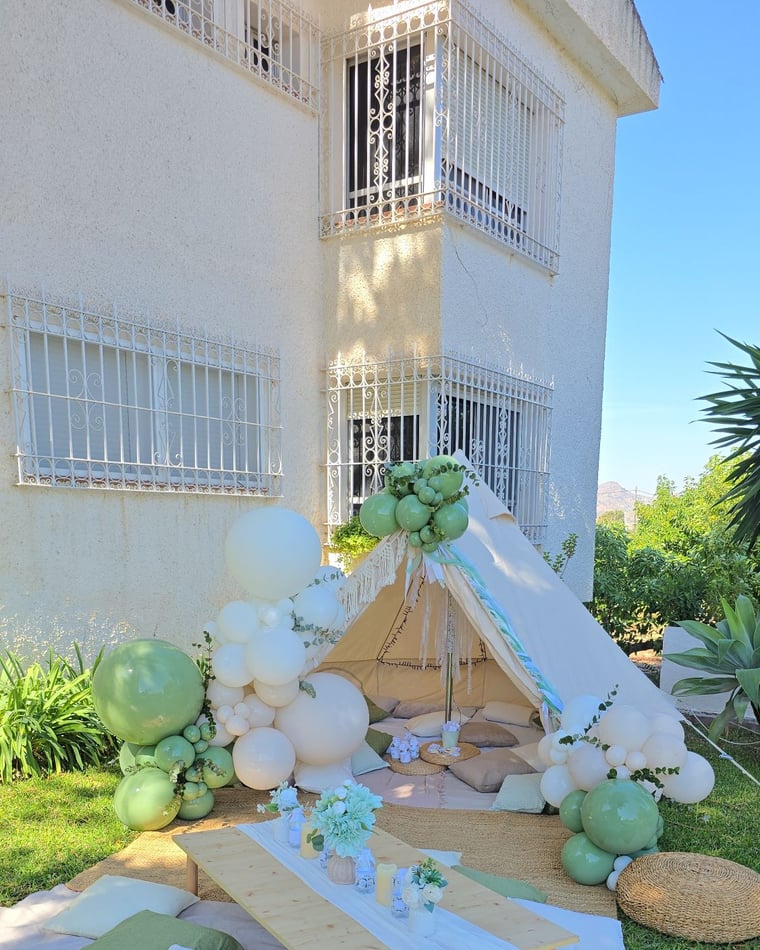 Carpa tipi con globos verdes y mesa de pícnic en Málaga — El Baúl de Zoé